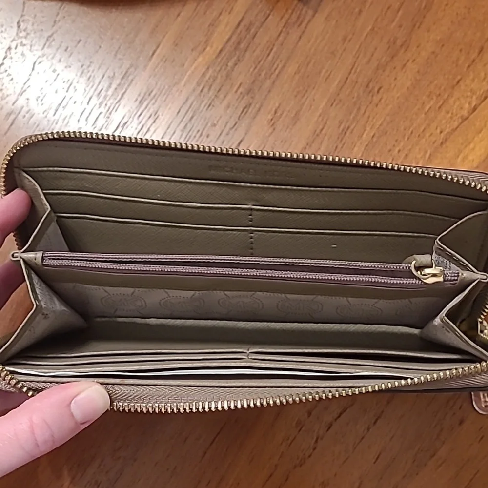 MICHAEL Michael Kors handbag and matching wallet - Picture 3 of 8